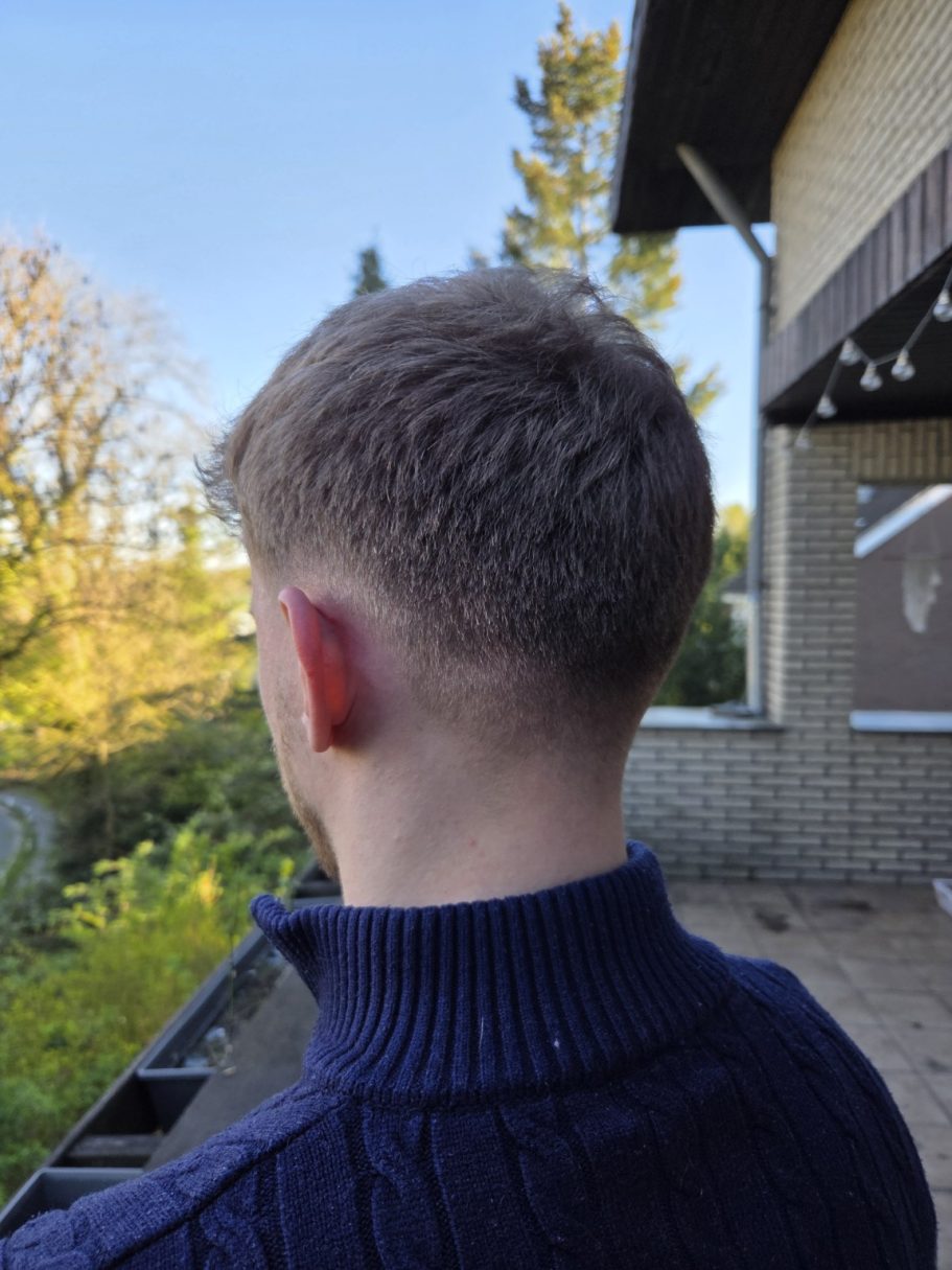 Herrenhaarschnitt mit modernem Taper Fade